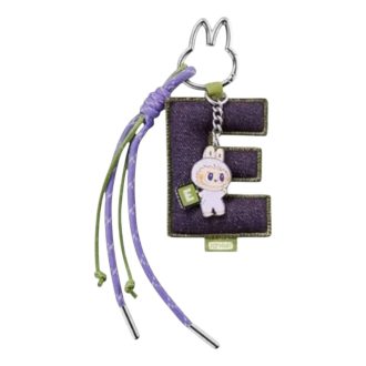 Pin Labubu para colgante con letra de amor «E»